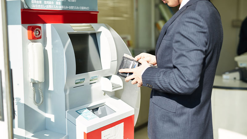 ATMを使用する画像